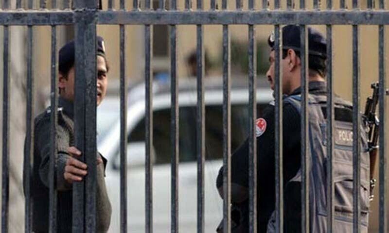 4 policemen suspended for ‘misbehaviour’ during attempt to quell Karachi protest for missing girl - Pakistan