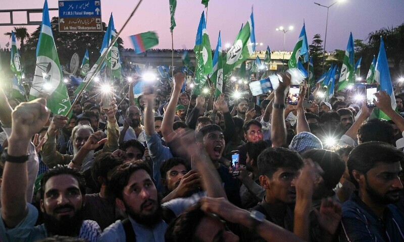 Govt offers talks as JI directs all protesters in twin cities to reach Liaquat Bagh - Pakistan