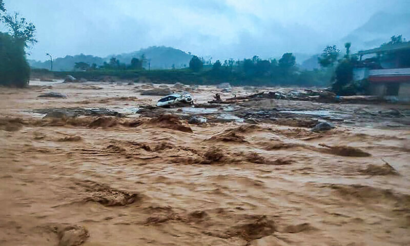 93 killed after landslides strike India tea estates - World