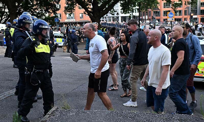 UK govt vows ‘consequences’ for far-right rioters - World