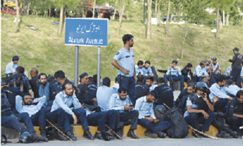 Another hectic day for Islamabad police, eight officials injured - Pakistan