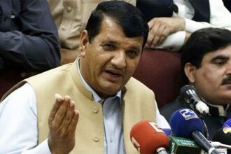 Amir Muqam predicts bleak political future for Imran - Pakistan