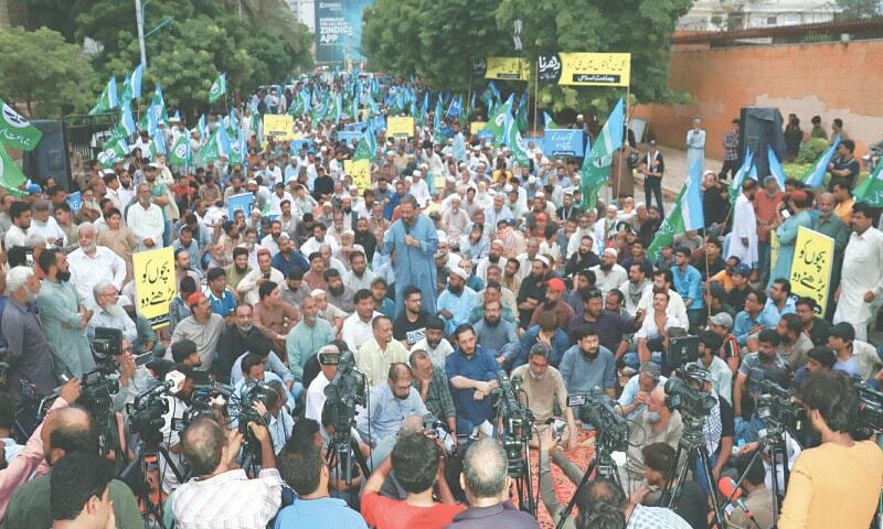 JI sit-in demands review of contracts with IPPs - Pakistan